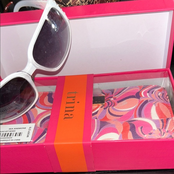 Trina Turk Swirl Pattern Wallet in Pink and Purple w/FREE fashion sunglasses - Picture 6 of 6